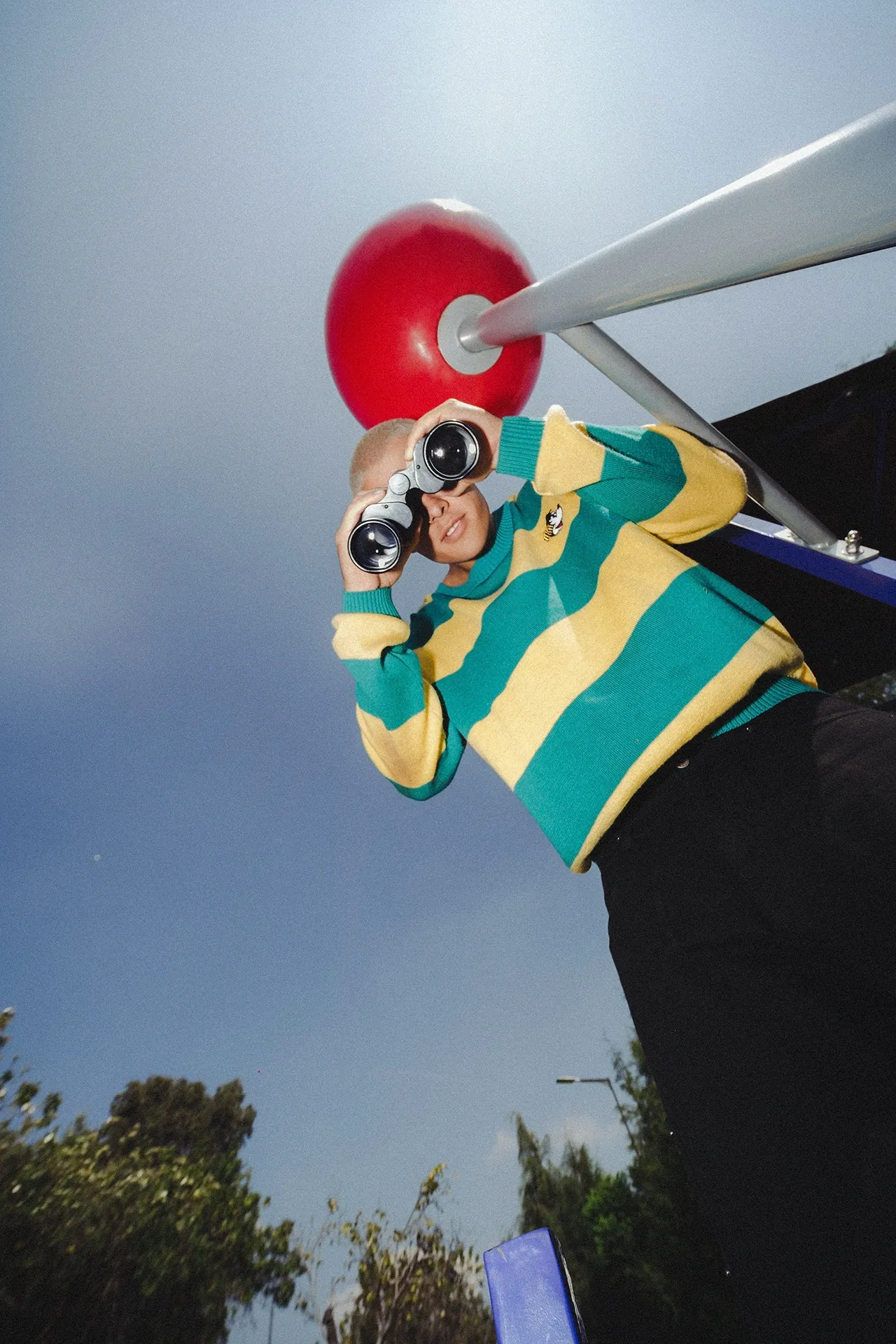 Retrato con binoculares