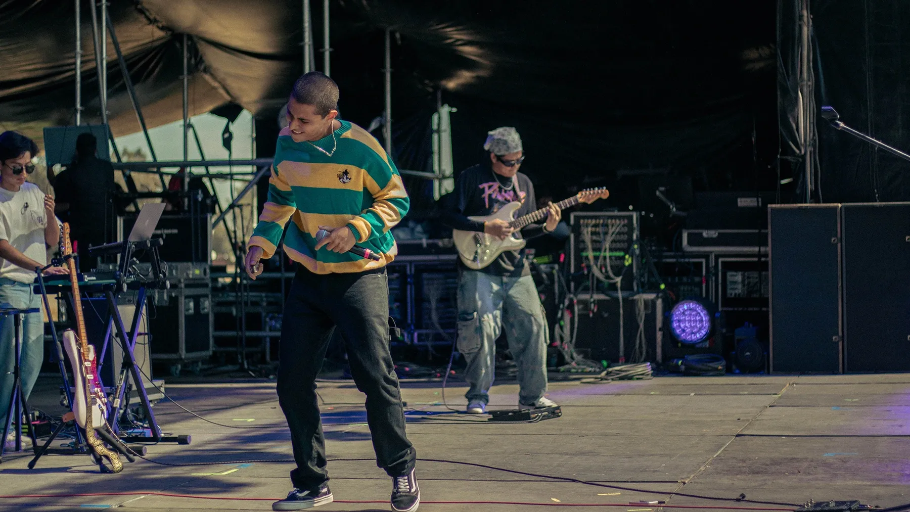 Galo Barker moviendose en el escenario durante un show con la banda detras