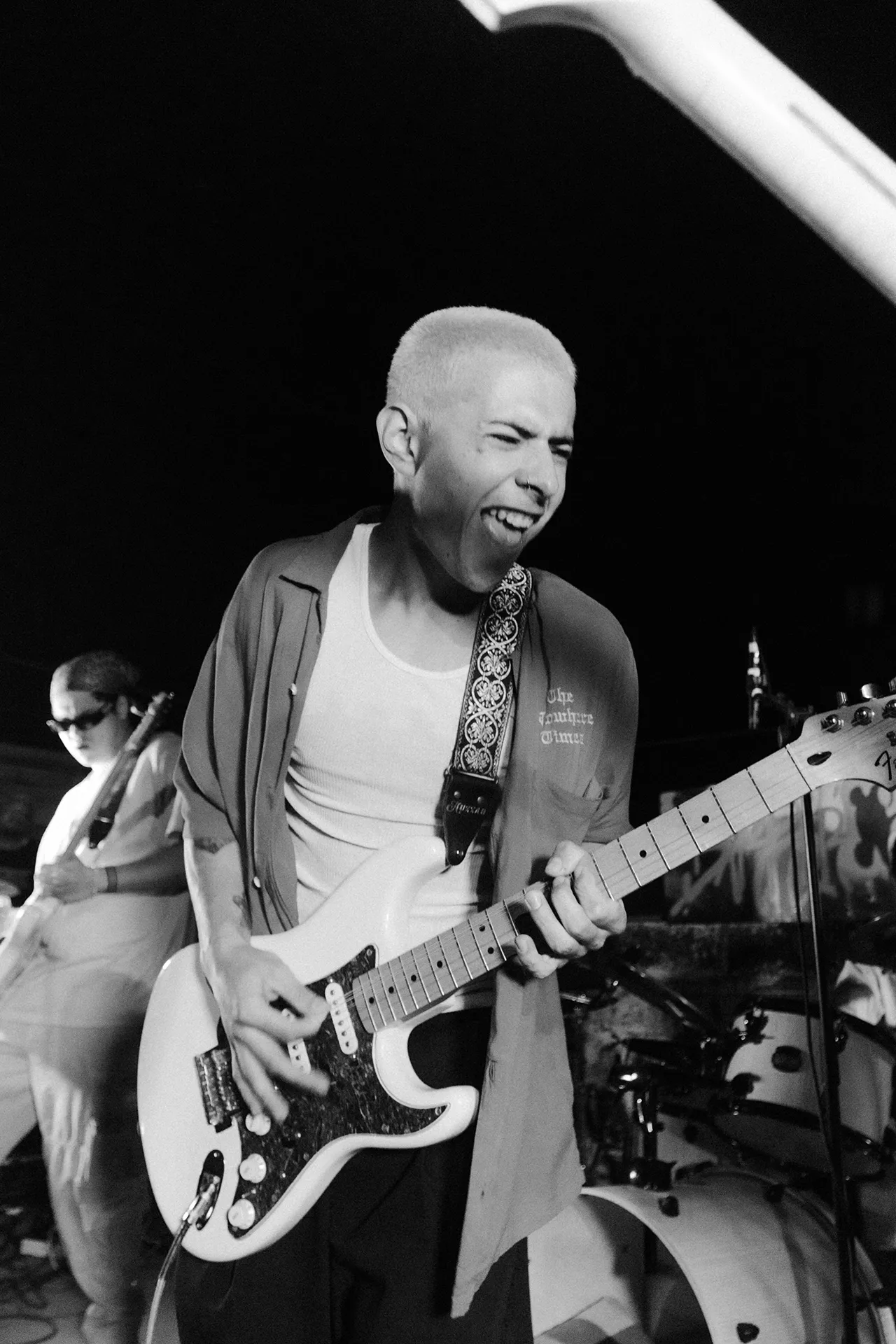 Galo Barker en blanco y negro tocando guitarra