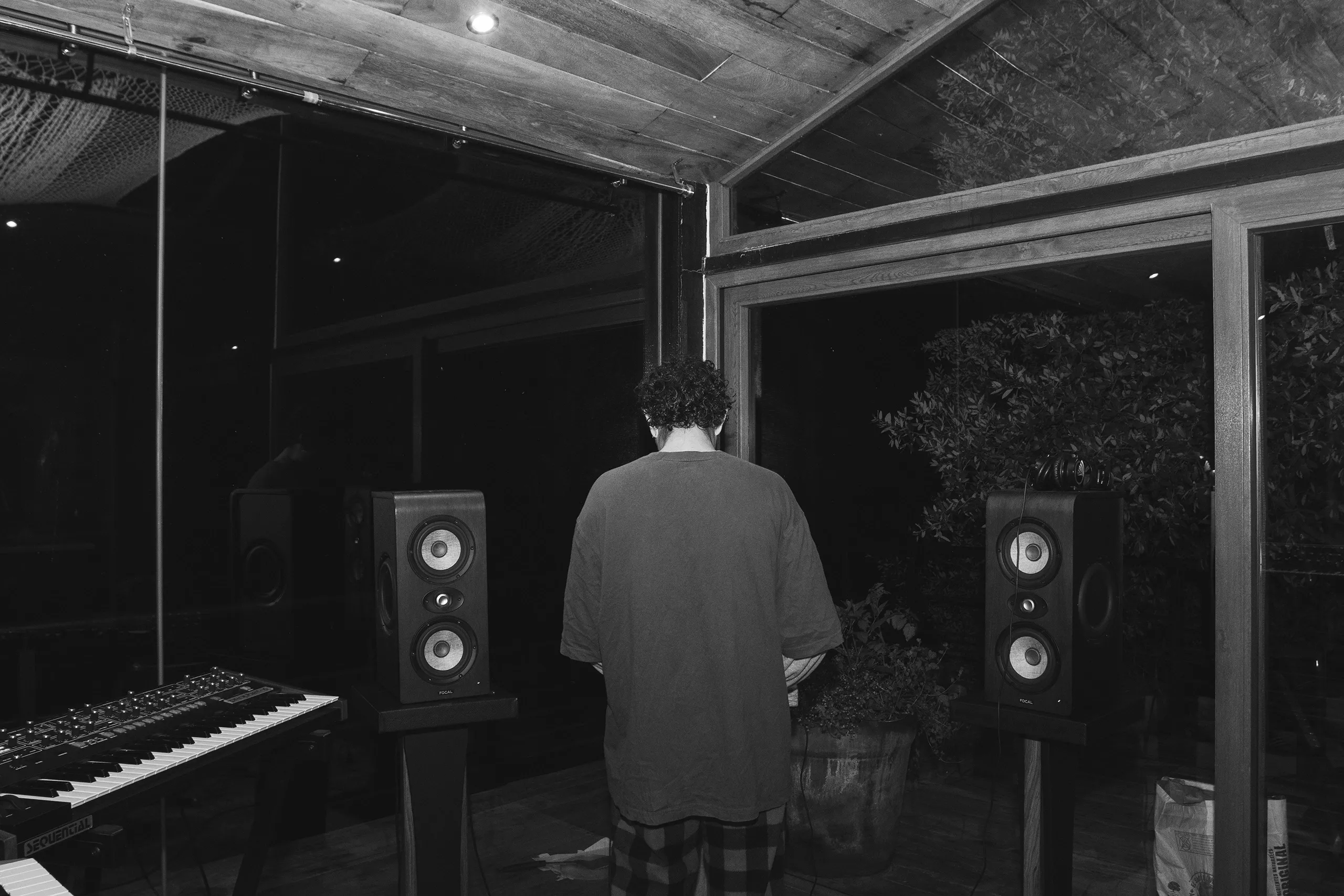 Galo Barker de espaldas en estudio con equipo de audio