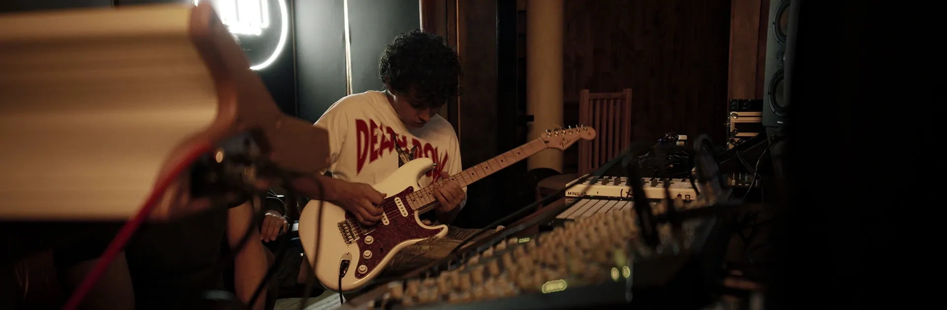 Galo Barker en estudio con guitarra