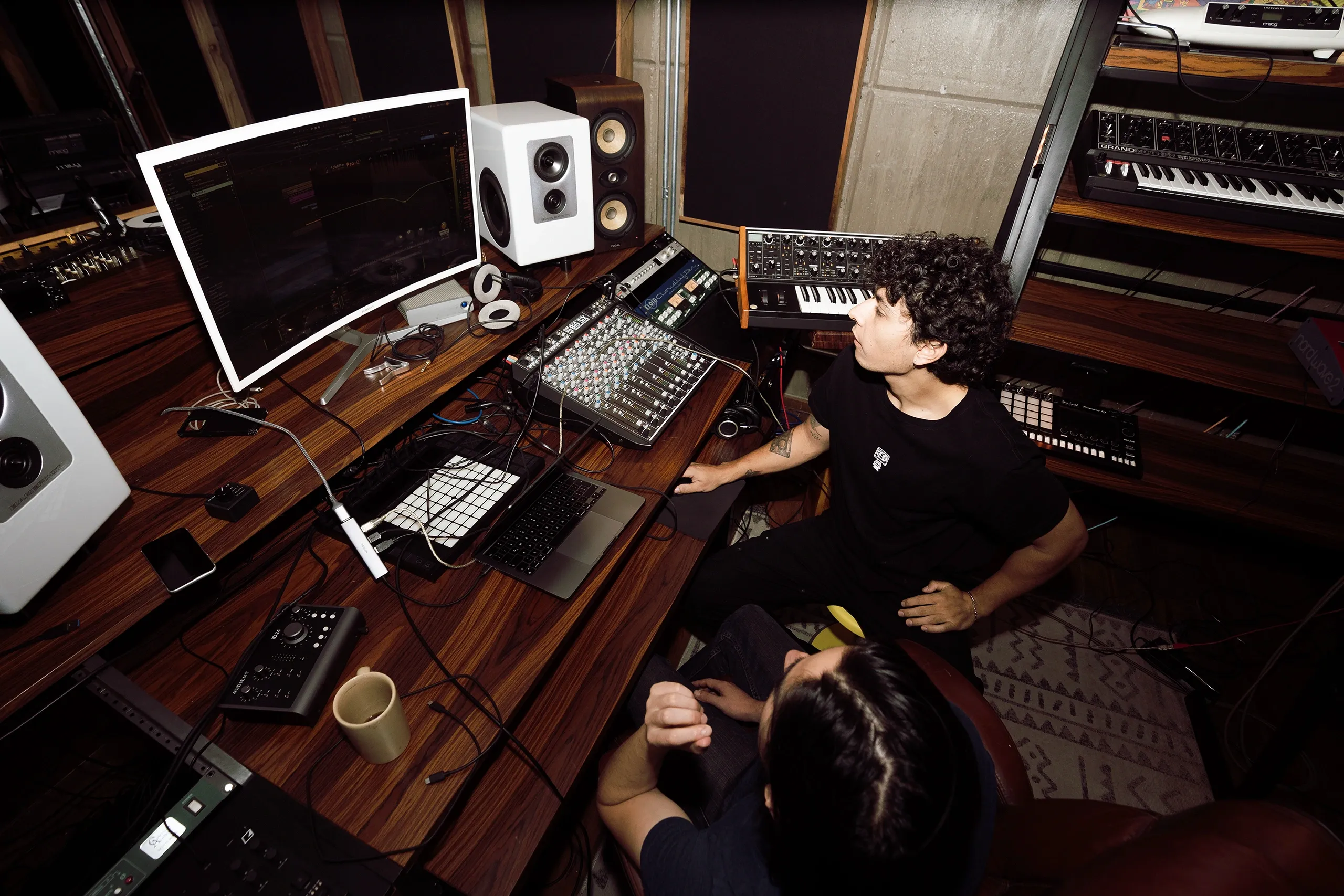 Galo Barker en estudio para servicios de producción musical