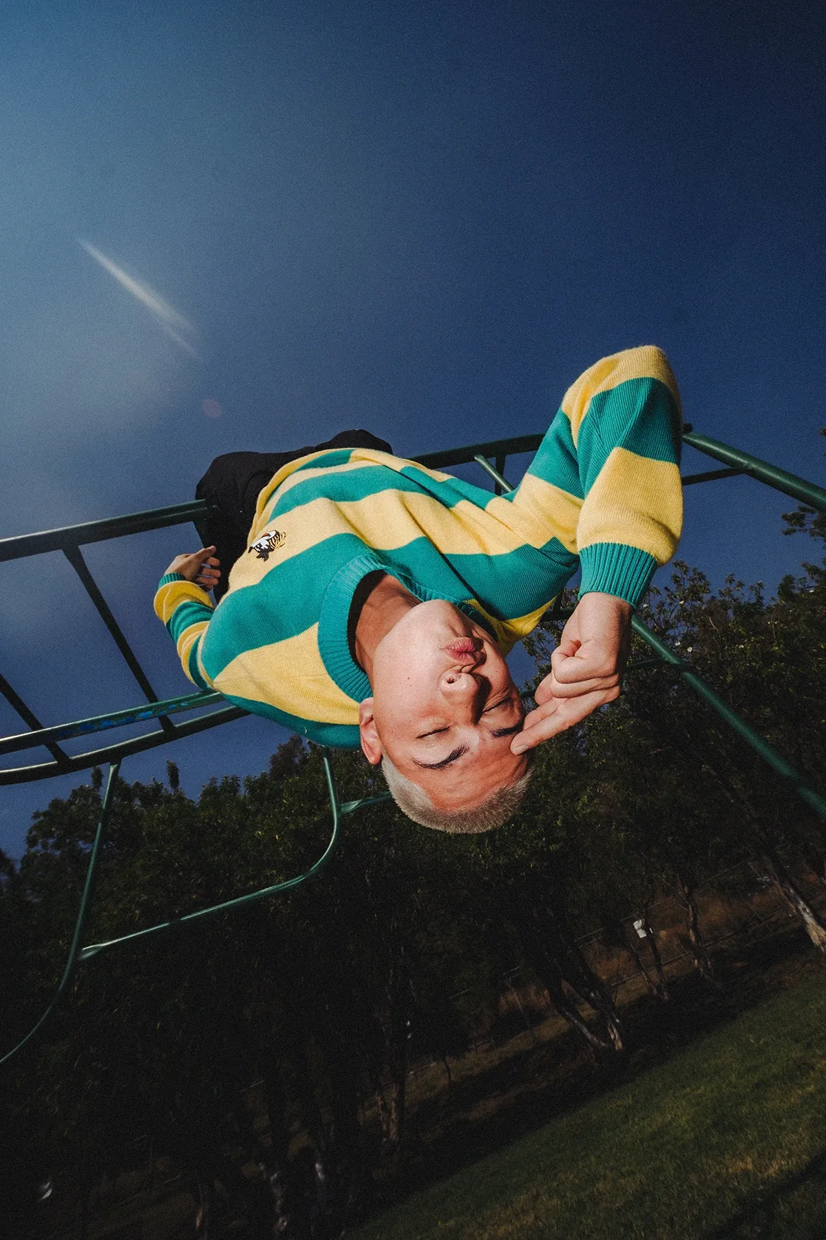 Galo Barker colgado boca abajo de una estructura en el parque