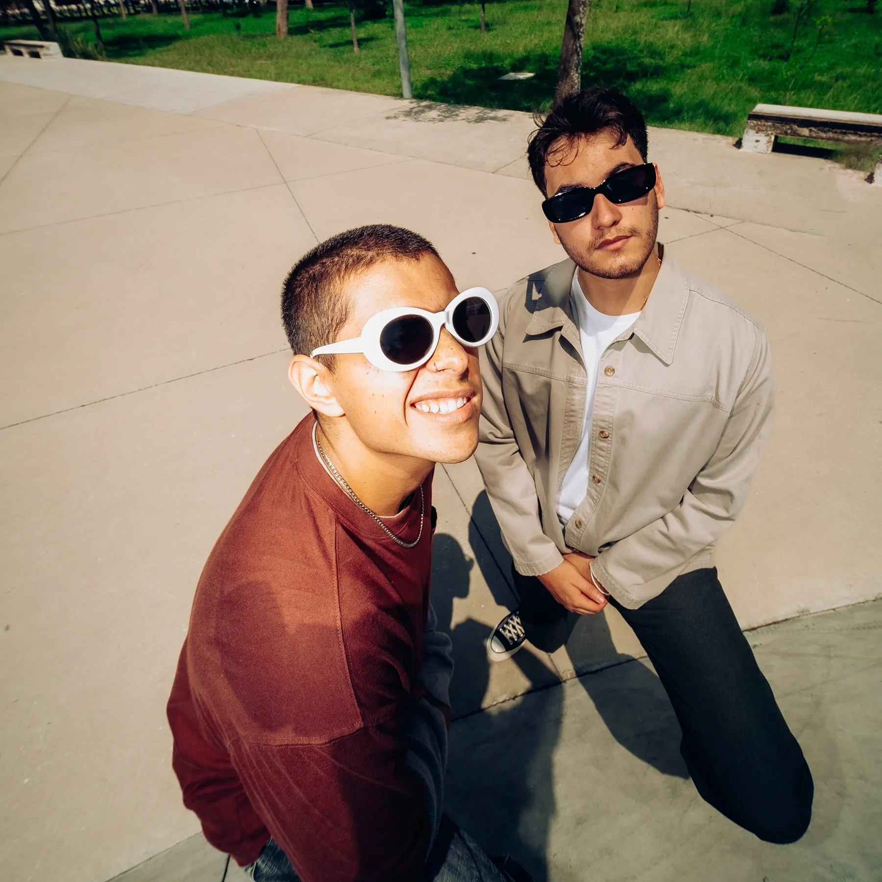 Galo Barker y otro musico posando al aire libre con gafas de sol