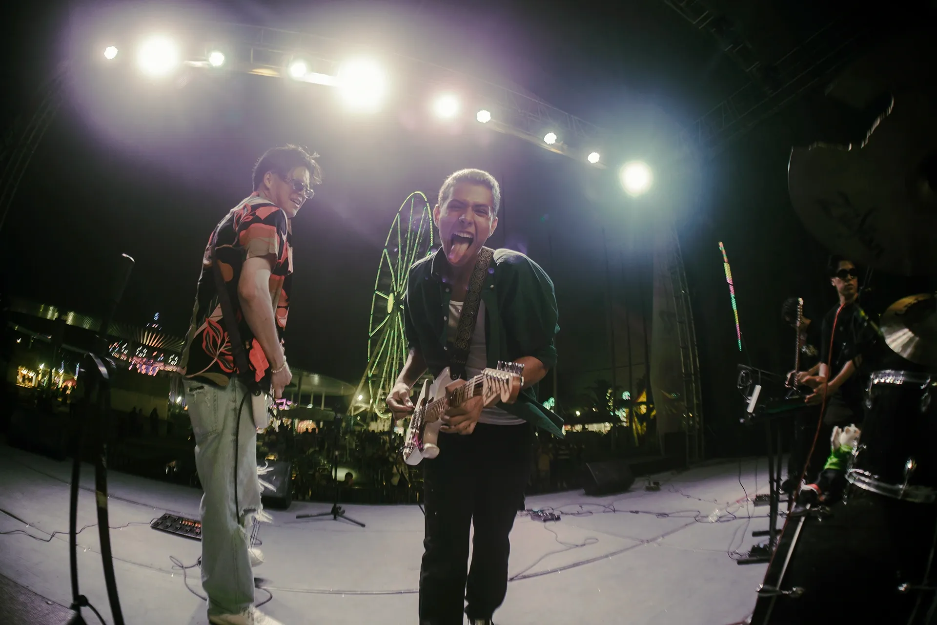 Galo y banda en escenario de feria